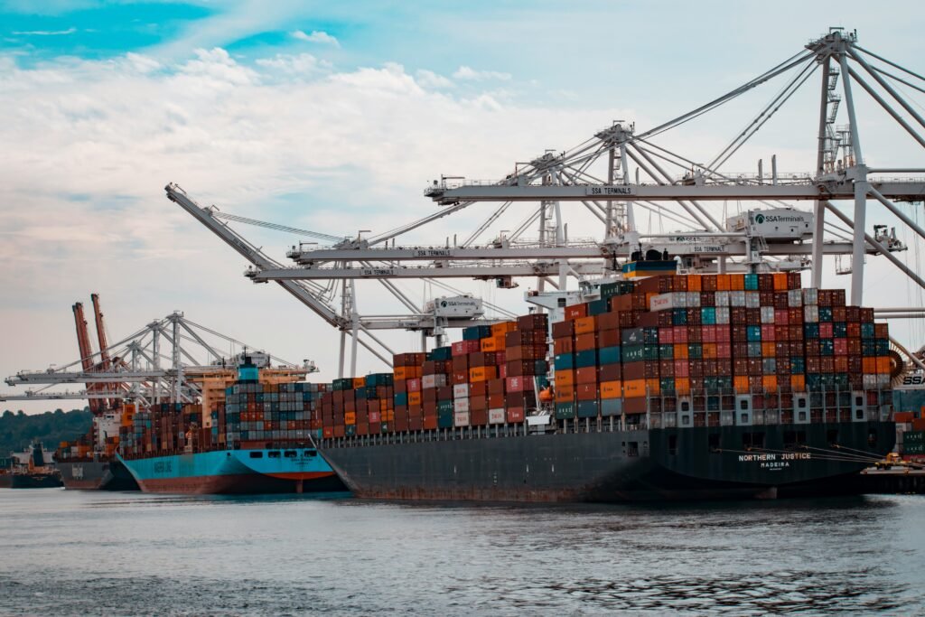 andy-li-CpsTAUPoScw-unsplash shipping dock