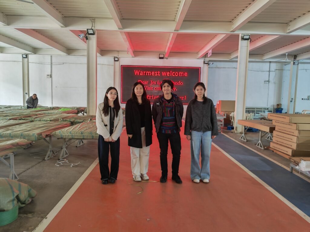 visitando fabrica de camas de hospital