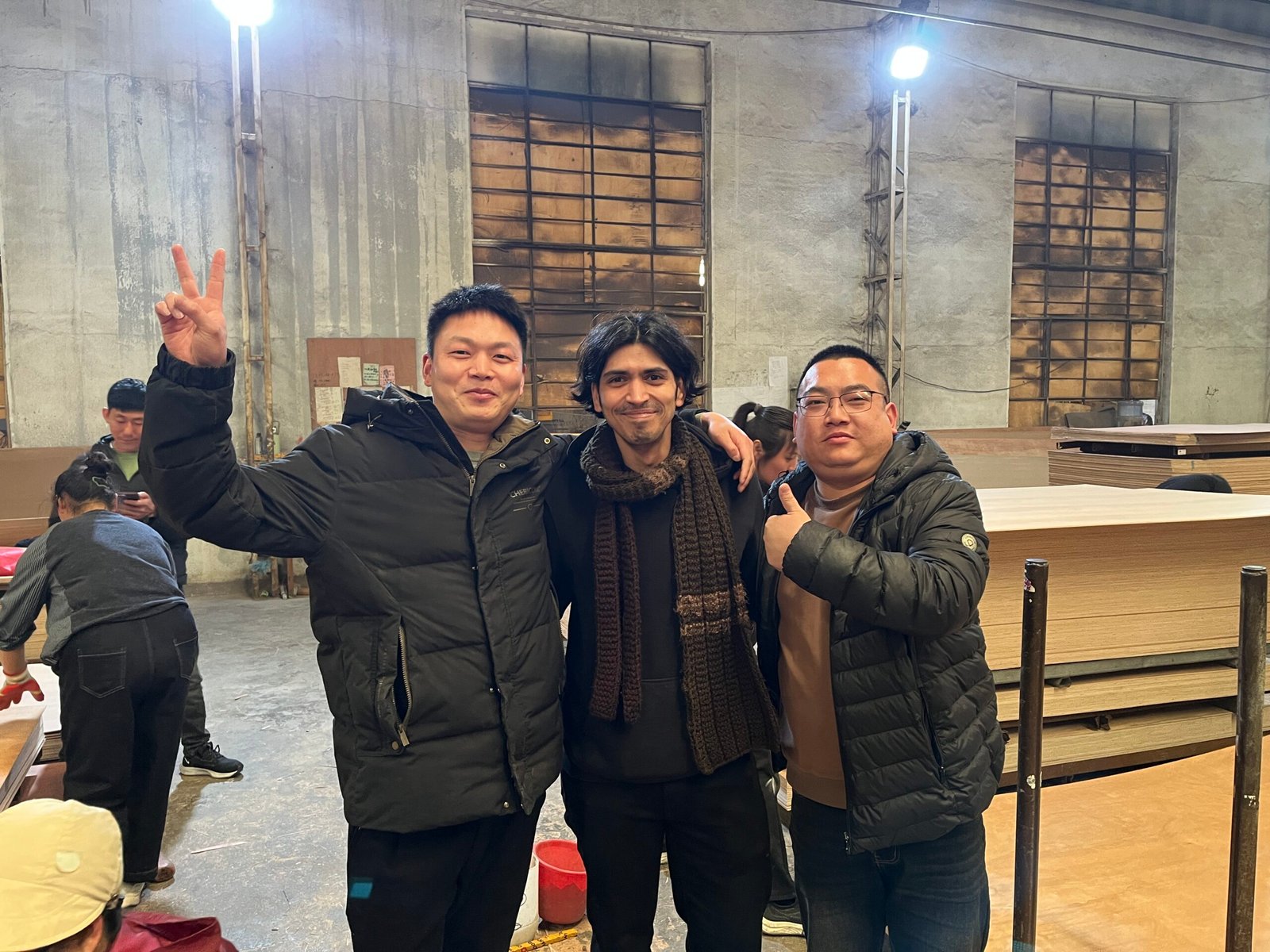 Inspección de fábrica de madera en China, en medio nuestro fundador y dos empleados de la fábrica