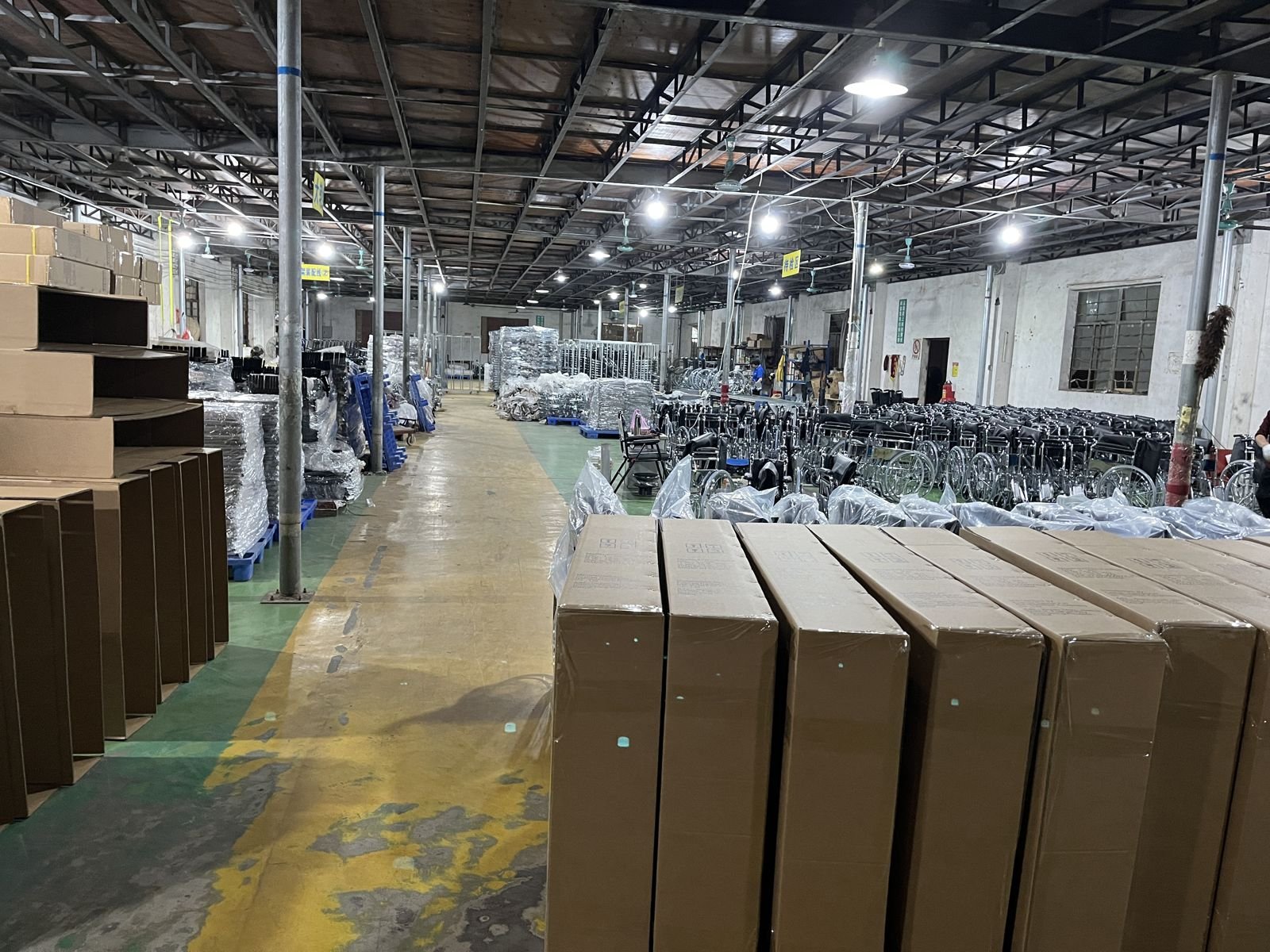 Almacén de una fábrica de sillas de ruedas
