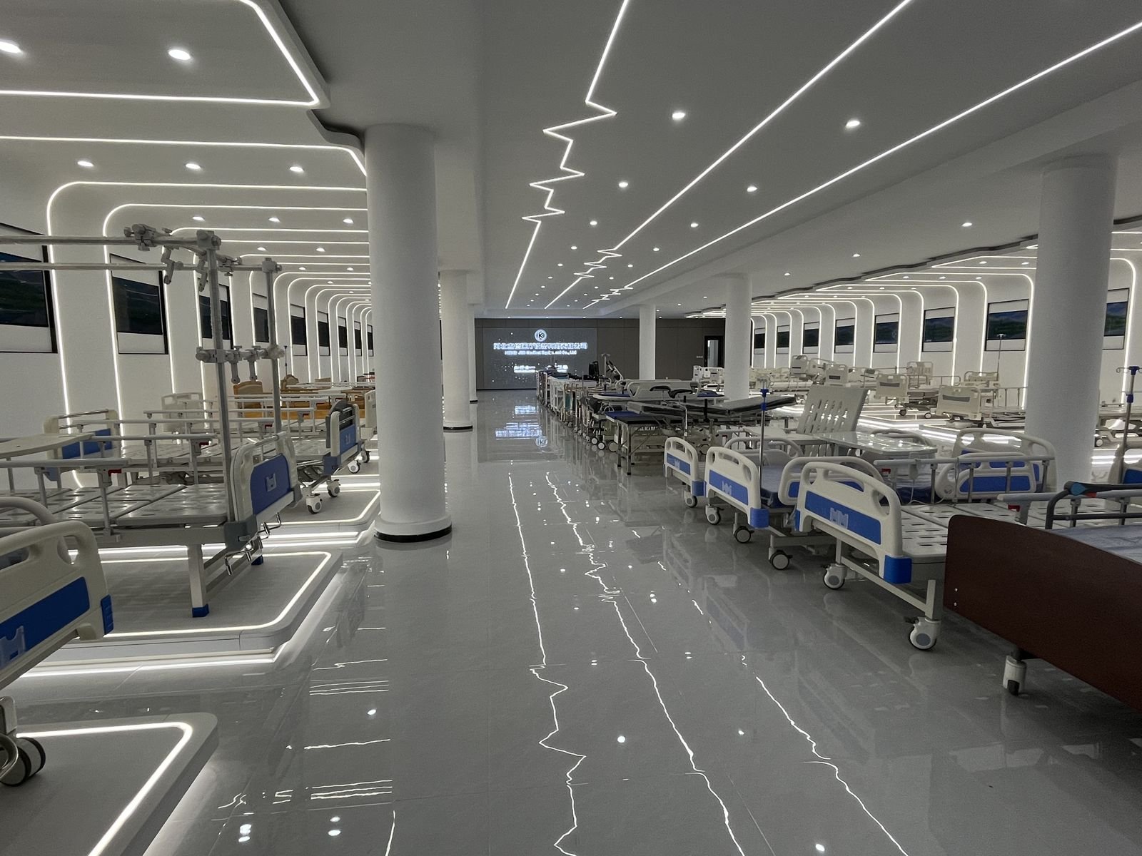 Sala de exhibición de camas de hospital en una fábrica en China