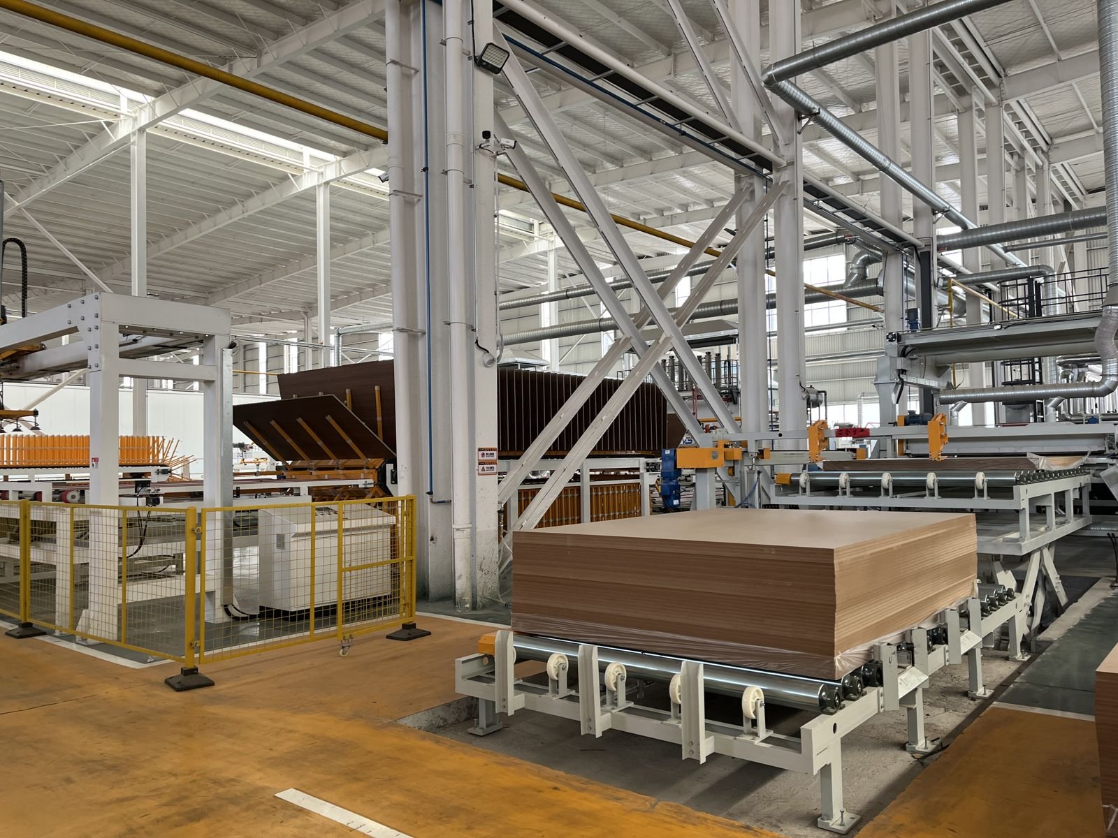 Línea de producción de tableros en una fábrica en Shandong