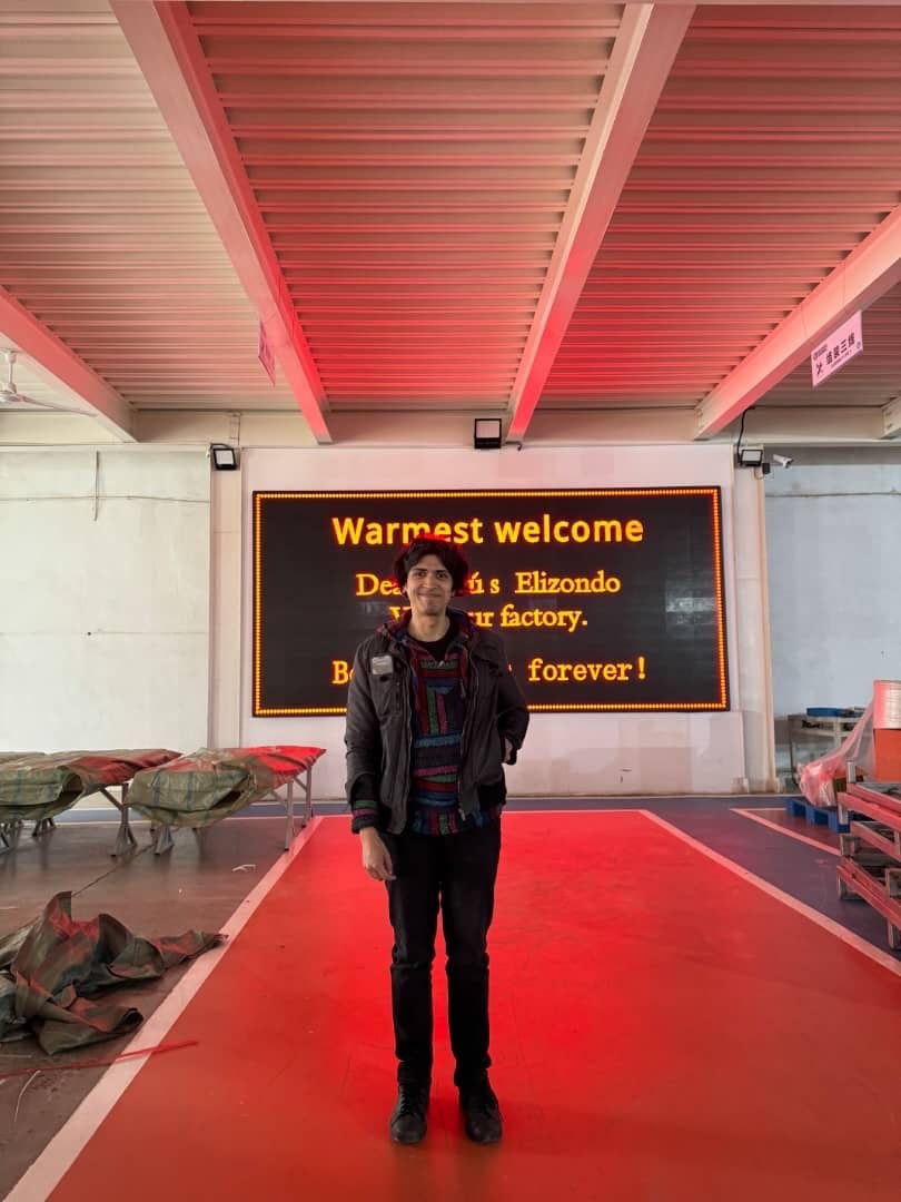 Jesús Elizondo durante una visita a fábrica en China