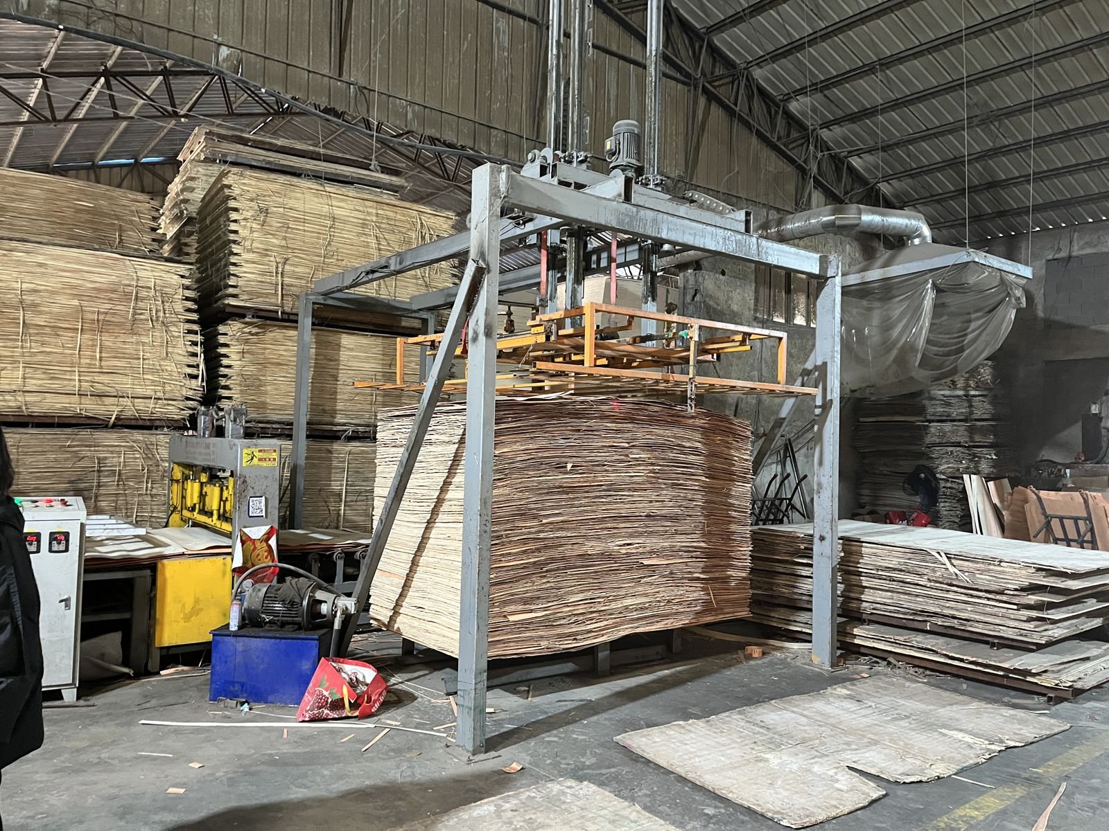 Hojas de triplay apiladas en la fábrica